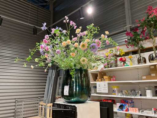 Vase avec bouquet artificiel