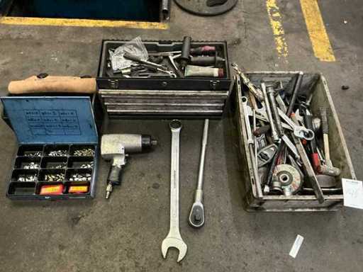 Partij handgereedschap en 1 pneumatische slagmoersleutel