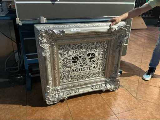 Panneau cadre-photo Agostea. Ascenseur de marchandises disponible. 1er étage