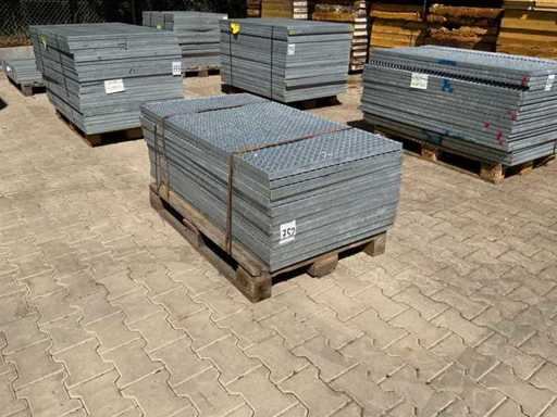 Stalowa podłoga z listwami 1350x730x40mm (12x)