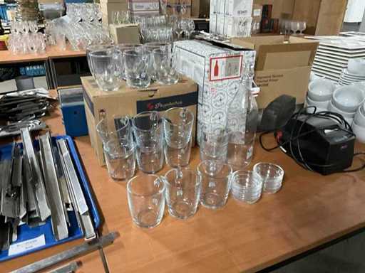 Verres à thé Bormioli Rocco et bouteilles d’eau