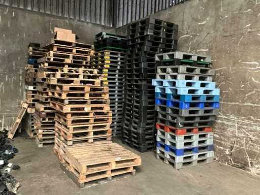 Batch of various pallets