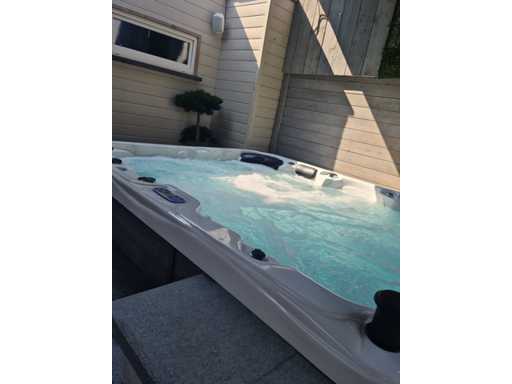 Il caldo pacchetto Essentielle da Essentielle Exclusive (Aarschot)