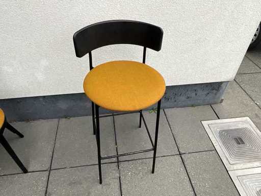 Ensemble de 8 tabourets de bar designer, base en métal noir avec sellerie Kvadrat