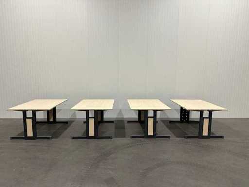 4xBiurko z drewnianą prześcieradłem