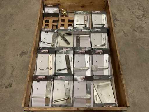 Charge von Türbeschlägen, 18 Pakete