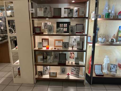 Divers matériaux décoratifs, cadres photo, albums photos, etc.