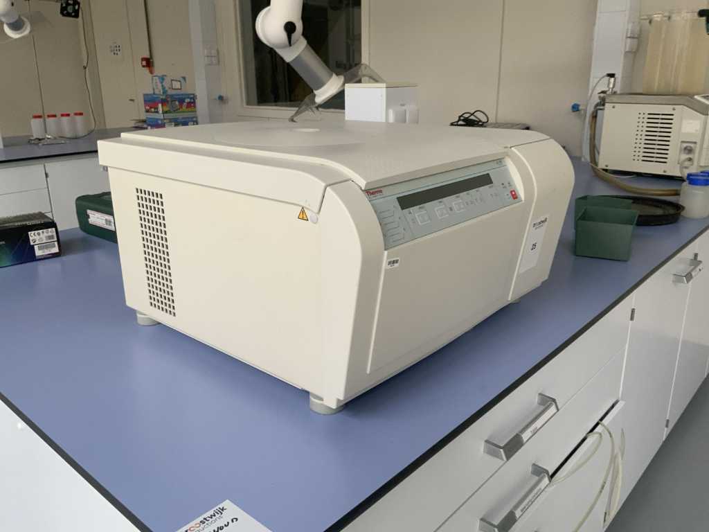 2011 Thermo Fisher SL 16 R centrifuge