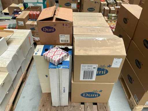 Partij servetten en kartonnen foodboxen