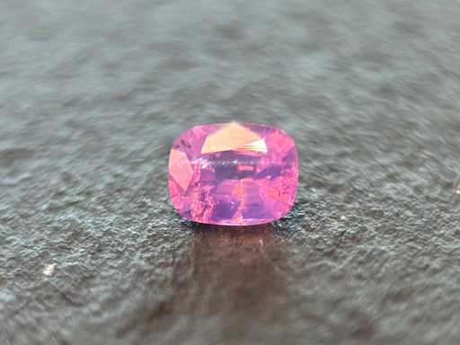 Safir roz 0,66 carate safir roz natural