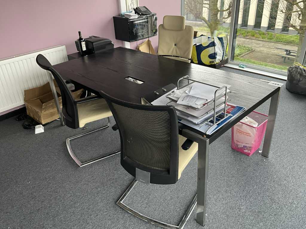 Desk set-up STEELCASE