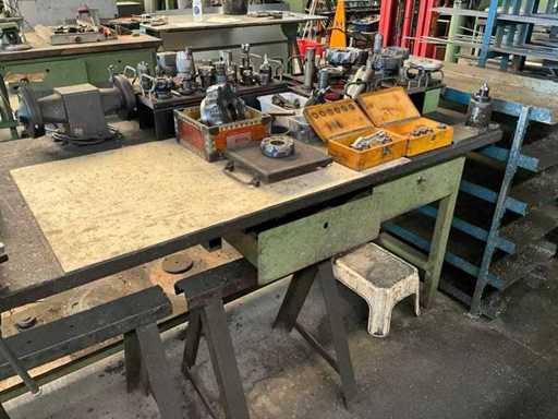 Table de travail avec accessoires de fraisage pour le lot 4