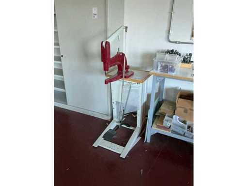 Presse manuelle pour articles en cuir
