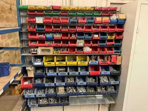 Loturi de materiale de fixare, inclusiv tăvi