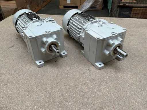 Lenze MDEMAXX071-32C0C Geared Motor (2x)