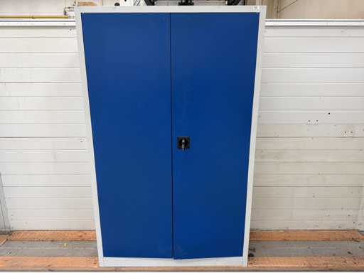   Armoire d’atelier avec matériaux électriques 