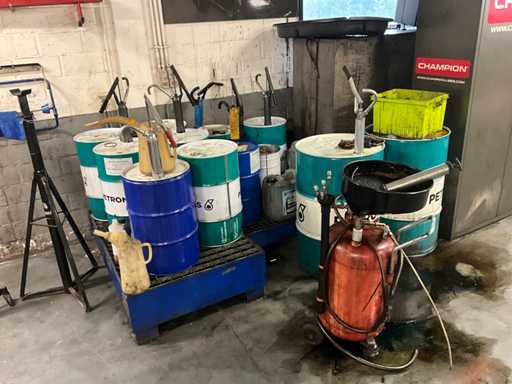 Beaucoup de barils d’huile avec divers contenants d’huile et de récupération