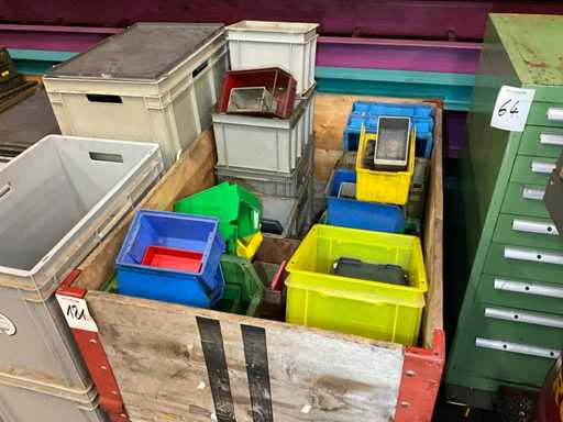 O mul?ime de cutii de atelier din plastic