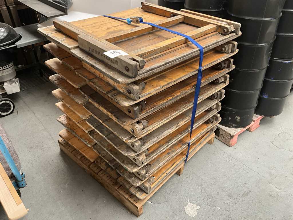 8 tables pliantes en bois