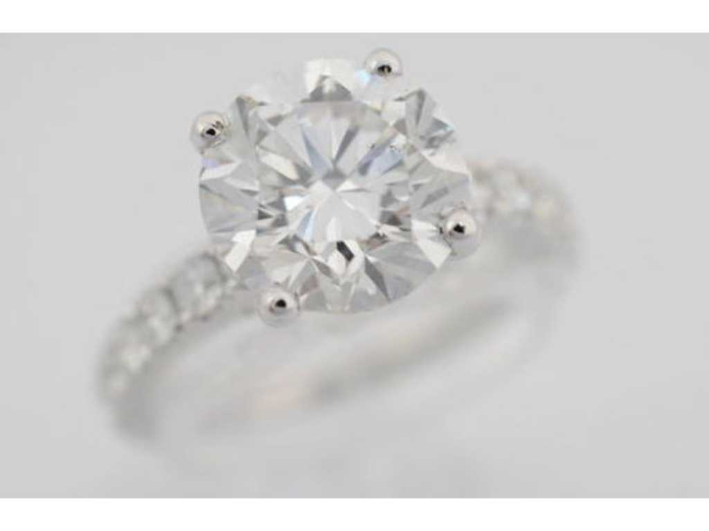 Witgouden ring met een briljant geslepen diamant totaal 3.50 carate