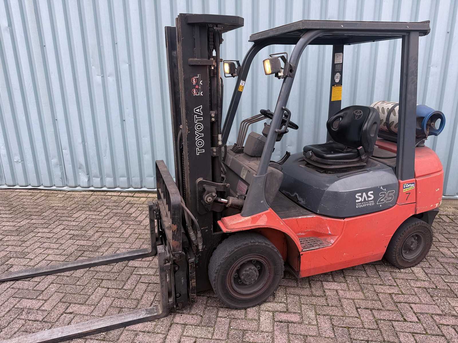 Toyota forklift with 4th valve-fork positioner-sideshift-470cm high-Low hours 6445