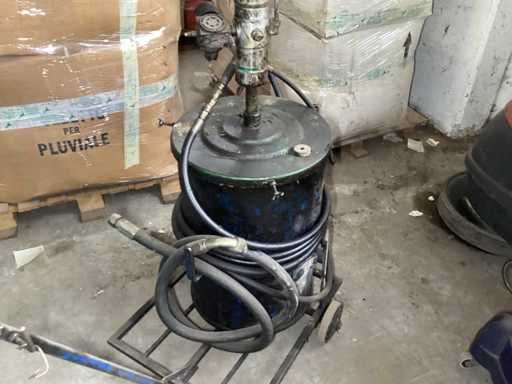 Pneumatic grease pump