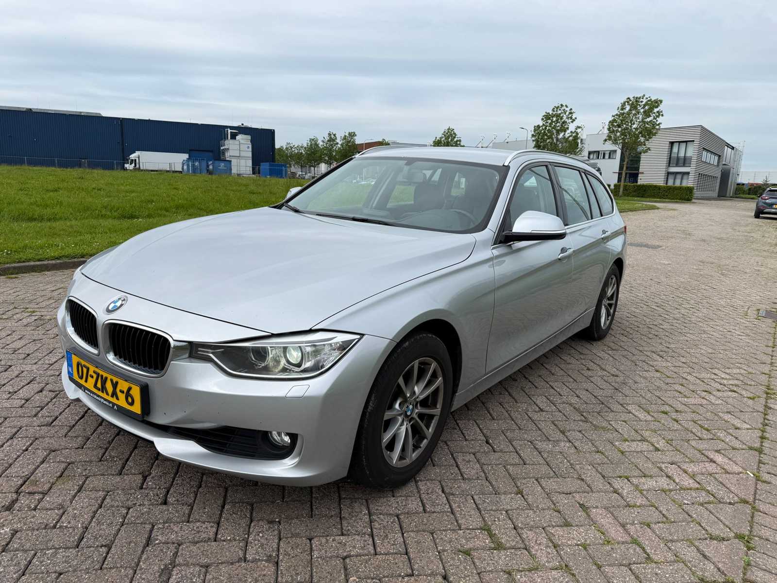 BMW 320i Touring High Executive; 07-ZKX-6