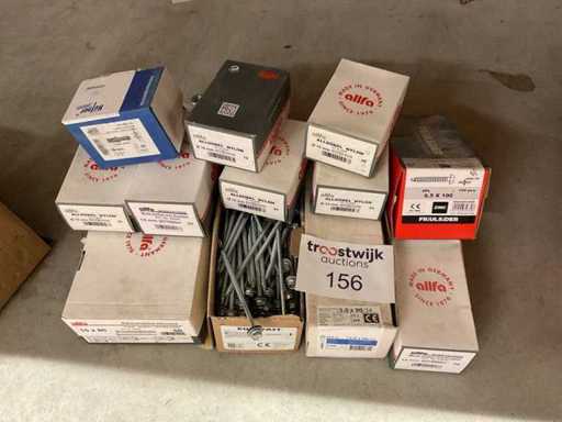 12 Kisten Holzschrauben, Steckdosen und Dachblechschrauben