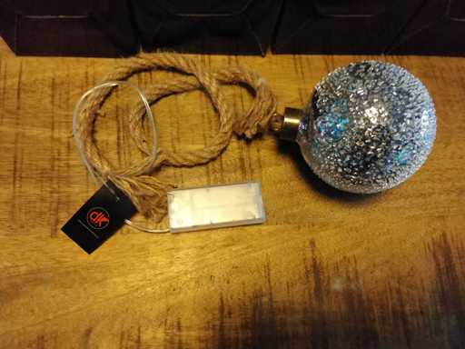 A condus frânghia cu o bil? de sclipici. (9x)