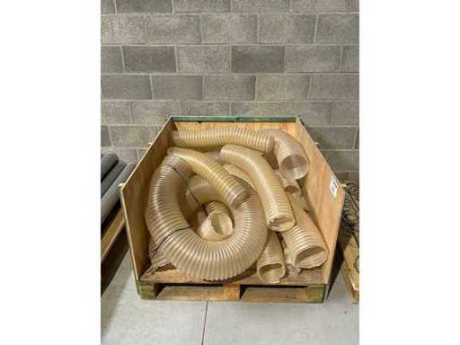 Beaucoup de tuyaux d’aspiration flexibles – de différents diamètres