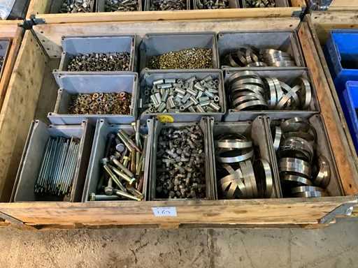 Charge von Rohrschellen, Kupplungen und Montagematerial