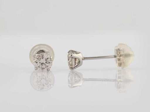 18 KT White Gold Earring With Natural Diamond