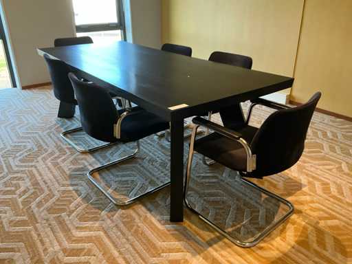 Konferenztisch mit Stühlen