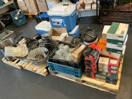 Diverse pannen, bakspullen, glaswerk, kannen etc.