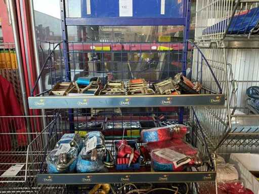 Różne systemy bezpieczeństwa transportu, w tym metalowe półki