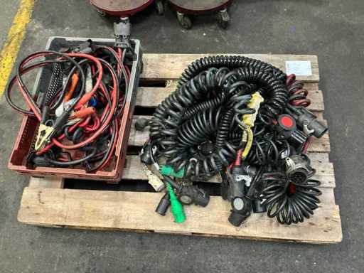 Un lot de prize și cabluri pentru remorcă