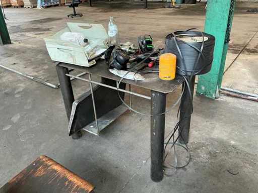 Metalen werktafel met inhoud