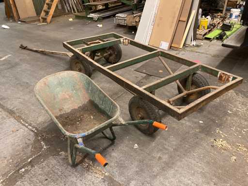 Anhänger (2) und Schubkarre