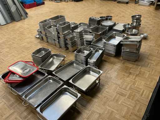 Lot of stainless steel containers different sizes, bain Marie's Other kitchen supplies