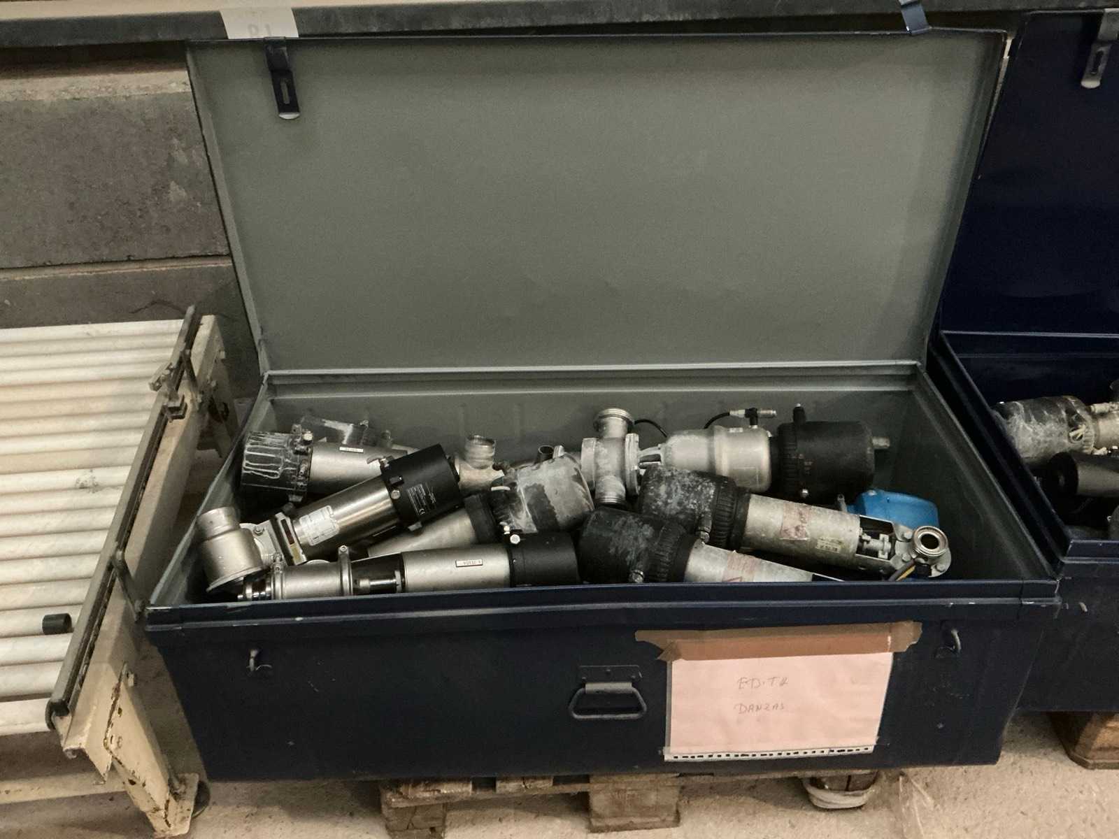 Storage bin with vacuum pumps (2x)