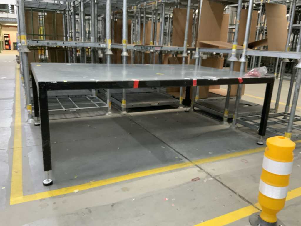 Metal finishing table for carpets