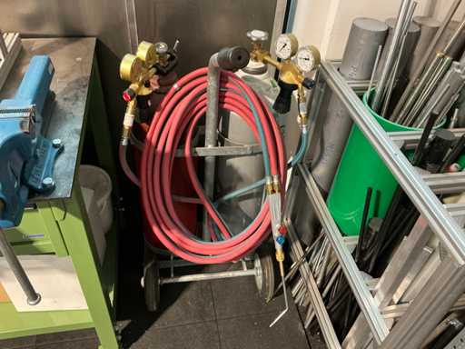 Carrello a bottiglie con torcia da saldatura