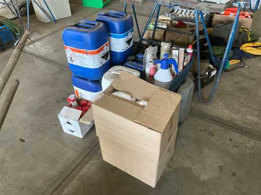 Batch of liquids/cleaning products