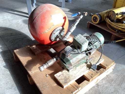 Pump with expansion tank