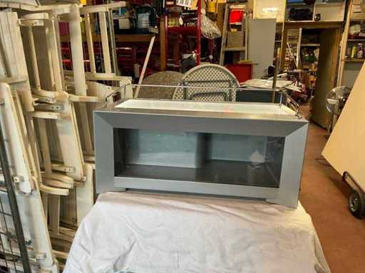 Napój REDBULL w chłodniczej gablocie