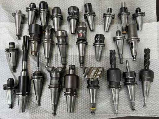  26 SK40 tool holders 