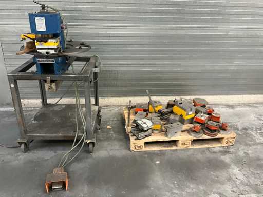 Schüco 297 838 Stanzmaschine mit drehbarer Plattform und verschiedenen Stanzwerkzeugen