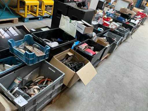 Charge verschiedener elektrotechnischer Installationsmaterialien