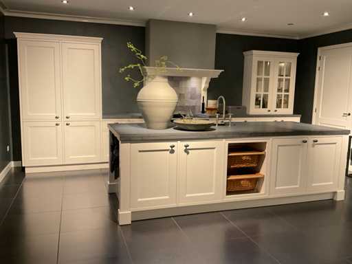 MK Classic Eiland showroomkeuken met wandopstelling en inductiefornuis