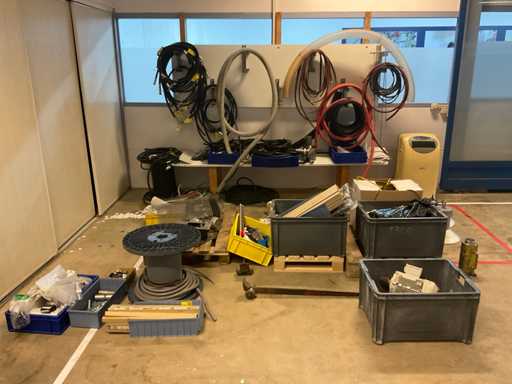 Charge von diversem Maschinenzubehör und Werkstattzubehör